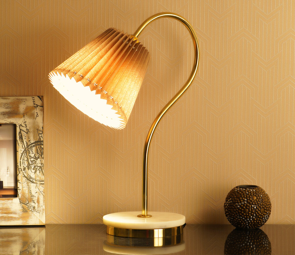 study lamp at wooden street