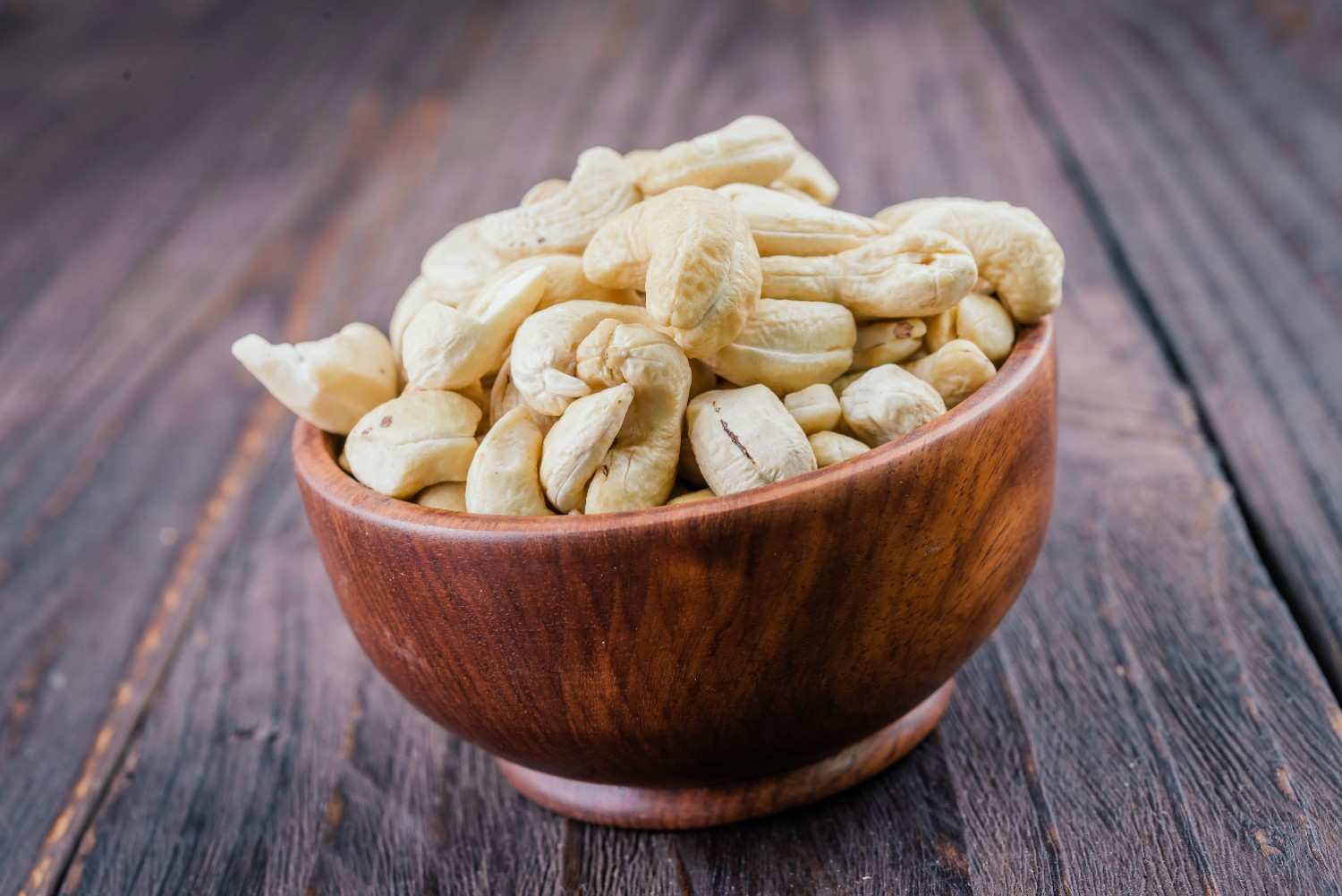Fresh premium cashews from trusted Cashew Nuts Suppliers and Wholesalers in India