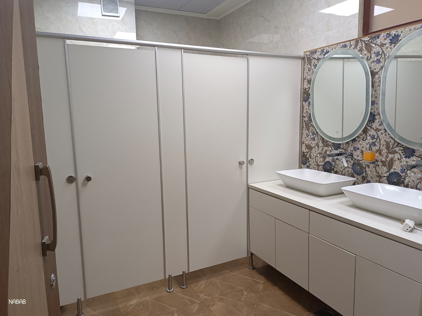 Modern toilet cubicles installed by professional toilet cubicle suppliers