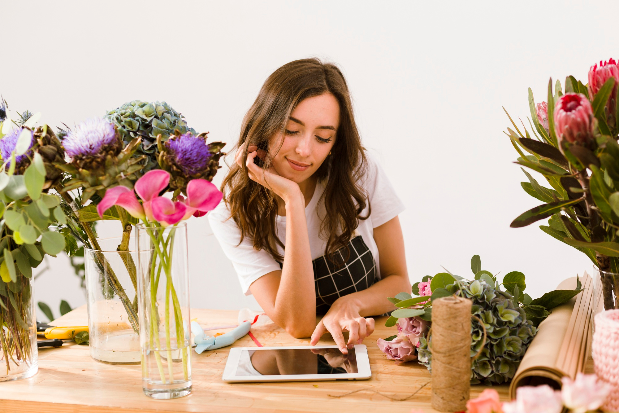 How to Order Flowers Online on a Tight Budget Without Ending Up With a Lean Arrangement